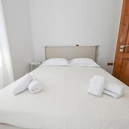 Sporados House * Stení